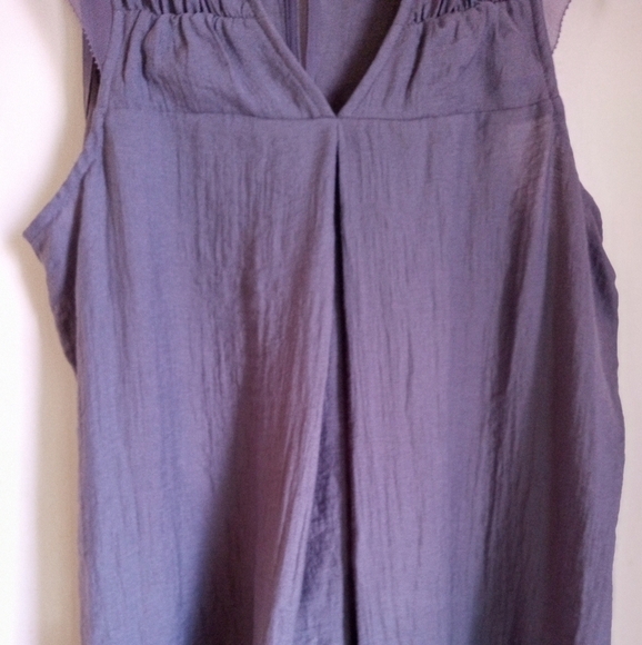 Vera Wang sleeveless V-Neck pintuck women's size medium - Picture 6 of 8